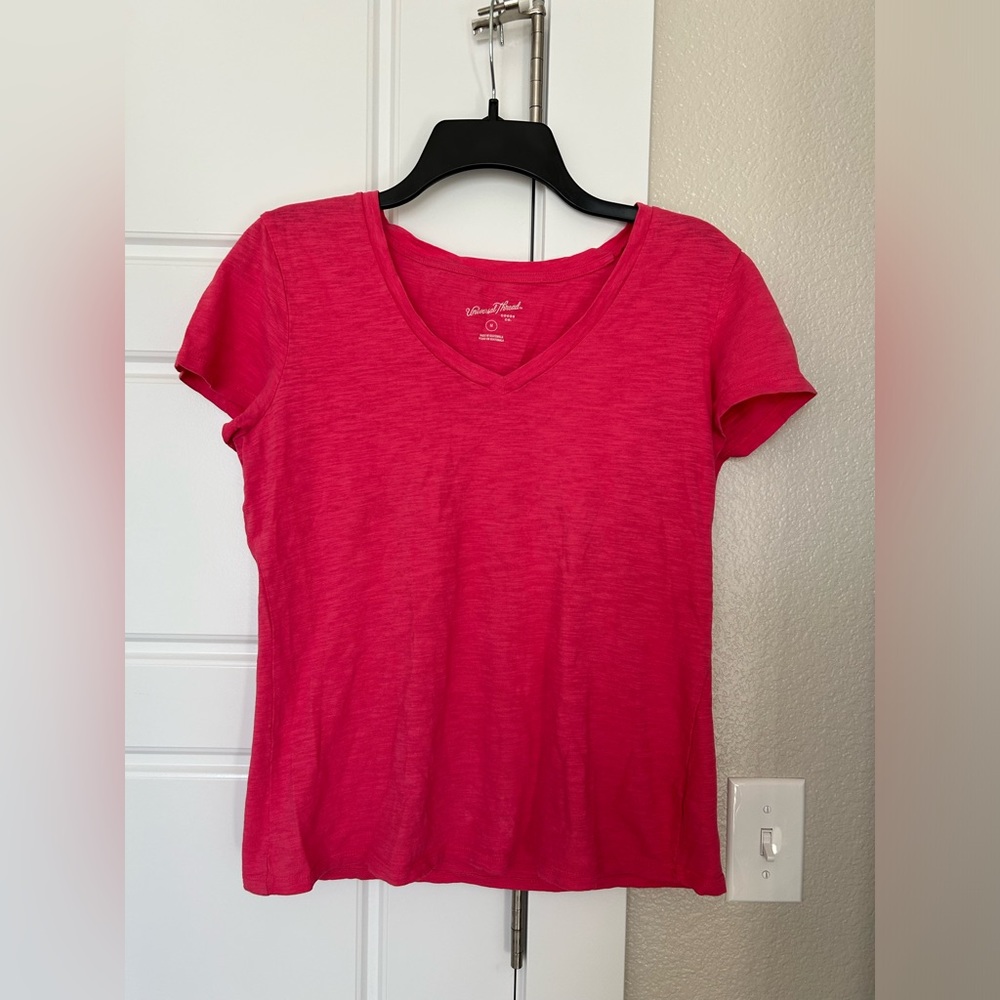 Ladies pink Universal Thread shorts sleeve shirt